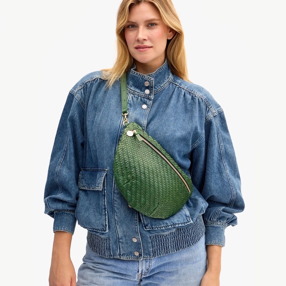 Evergreen woven rattan CLARE V grande fanny